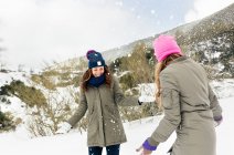 Asturie, Spagna, due amici che si divertono sulla neve — Foto stock