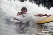 Indonesien, Java, Wasser, das über den Surfer spritzt — Stockfoto