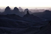Algeria, Wilaya Tamanrasset, Montagne di Hoggar nella nebbia — Foto stock