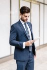 Geschäftsmann mit digitalem Tablet — Stockfoto