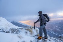 Italy, Marche, Apennines, man Hiking in Winter and looking at view — Stock Photo
