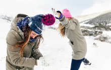 Astúrias, Espanha, dois amigos se divertindo na neve — Fotografia de Stock