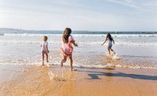 Gruppo di bambini che giocano sulla spiaggia, Gijn, Asturie, Spagna — Foto stock