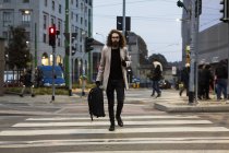 Людина з мішка перетині вулиці — стокове фото