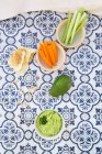 Миски з авокадо хумус і овочевих палички — стокове фото