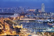 Spagna, Barcellona, vista sulla città illuminata di notte — Foto stock
