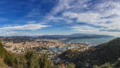 Italia, Liguria, vista panorámica de la ciudad La Spezia - foto de stock