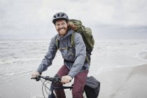 Щасливий хлопець велосипед їзда на пляжі — стокове фото