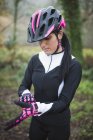 Donna che indossa guanti per biciclette — Foto stock