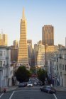 USA, California, San Francisco, Transamerica Piramide e case lungo Montgomery Street al tramonto — Foto stock