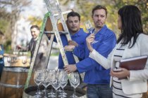 Venditori che preparano evento di vendita di vino in azienda vinicola — Foto stock