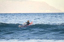Espanha, Tenerife, menino surfando no mar — Fotografia de Stock