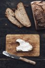 Масляний хліб на дерев'яній тарілці — Stock Photo