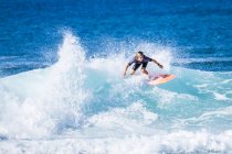 Adolescent garçon surf sur les vagues dans la mer — Photo de stock