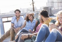 Amigos en la fiesta en la azotea, Los Ángeles, Estados Unidos - foto de stock
