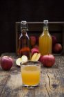 Bottiglie e bicchiere di succo di mela — Foto stock