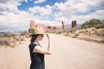USA, Utah, Arches National Park, donna con cappello di paglia sulla pista sterrata fino alla Sezione Finestre — Foto stock