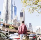 США, Нью-Йорк, вид сзади на человека на Манхэттене — стоковое фото