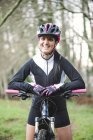Donna in piedi con mountain bike — Foto stock