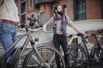 Retrato recortado de pareja de pie sobre puente con bicicletas - foto de stock