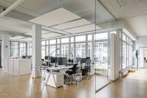 Interno ufficio vuoto con parete in vetro — Foto stock