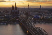 Німеччина, Кельн, переглянути в місто з вище в вечірні сутінки — стокове фото