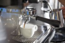 Barista utilisant une machine à expresso — Photo de stock