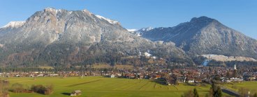 Alemania, vista al Oberstdorf con los Alpes Allgaeu en el fondo - foto de stock