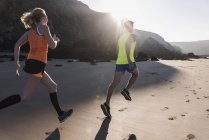 Jovem casal correndo na praia, frança, crozon península — Fotografia de Stock