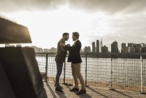 Zwei Geschäftsleute treffen sich am East River, New York City, USA — Stockfoto