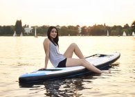 Germania, Amburgo, Giovane donna sul paddleboard godersi l'estate — Foto stock