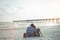 USA: Paar sitzt am Strand von Panama City und lehnt aneinander — Stockfoto
