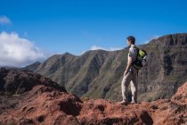 Spagna, Tenerife, Monti Teno, Masca, Trekking, escursionista scalzo in piedi sulla scogliera — Foto stock