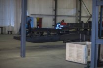 Робітниця заводу в вантажівки виробляти зварювання сталевих деталей — стокове фото