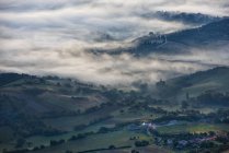 Vallées avec brouillard au lever du soleil — Photo de stock