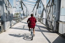 Mann fährt mit Fahrrad auf Brücke — Stockfoto