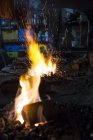 Крупным планом сжигания кузнечного огня в мастерской — стоковое фото