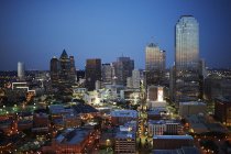 USA, Texas, Luftaufnahme der Skyline von Dallas in der Abenddämmerung — Stockfoto