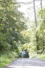 Activa linda pareja de ancianos abrazos y caminar en el parque - foto de stock