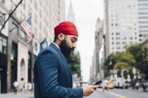 Индийский бизнесмен, использующий смартфон в Манхэттене, Нью-Йорк, США — стоковое фото