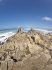 Francia, Bretaña, Finistere, El hombre de pie en la costa atlántica - foto de stock