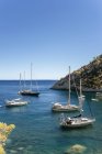 Spian, Ibiza, Spiaggia di Llentrisca con barche a vela sullo sfondo — Foto stock