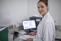 Portrait of smiling caucasian woman in lab — Stock Photo