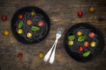 Schalen mit Spaghetti al nero di seppia — Stockfoto