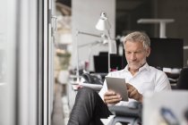 Businessman using tablet — Stock Photo