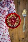 Tigela de granola com semente de romã — Fotografia de Stock