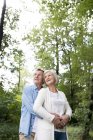 Aktives nettes Senioren-Paar umarmt sich im Park — Stockfoto