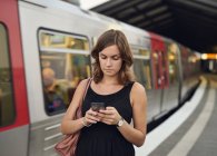 Germania, Giovane donna con smart phone esplorare Amburgo — Foto stock