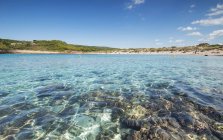 España, Islas Baleares, Playa Caballeria con aguas cristalinas - foto de stock