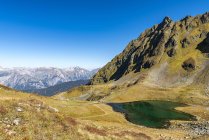 Austria, Vorarlberg, Montafon, Montaña Hochjoch y Lago Herzsee - foto de stock